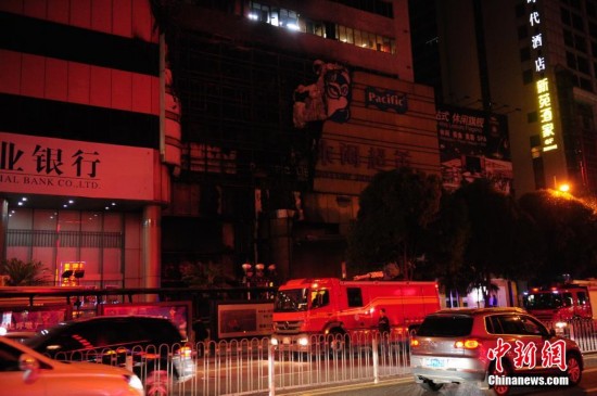 深圳一桑拿中心外墙起火 上百名女服务员穿工