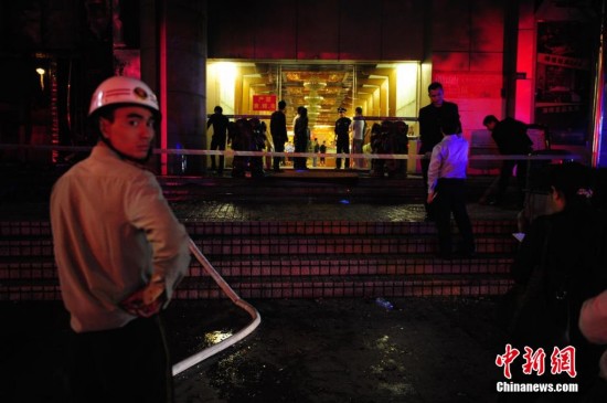 深圳一桑拿中心外墙起火 上百名女服务员穿工