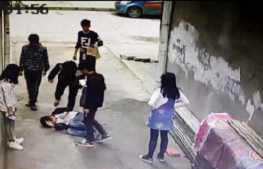 湖北00后斗殴一少年被板砖拍头血流如注