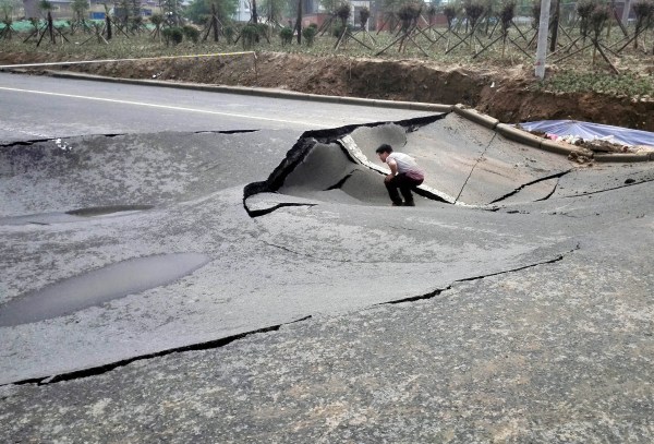 郑州公路被淋塌 :路段与顶管施工方各执一词