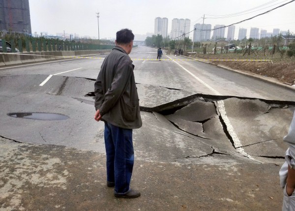 郑州公路被淋塌 :路段与顶管施工方各执一词