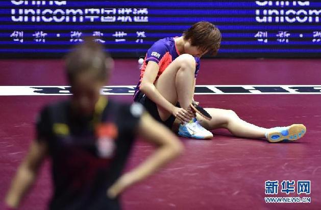 世乒赛女单丁宁夺冠 崴脚照赢获赞女汉子