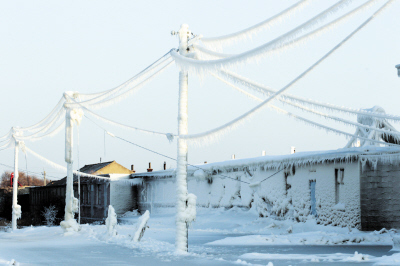 2米粗原水管爆裂 冰封居民家