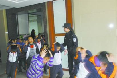 地震来临小学生这么躲 错了