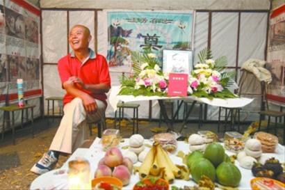 沈阳60岁老人为自己办活人葬礼