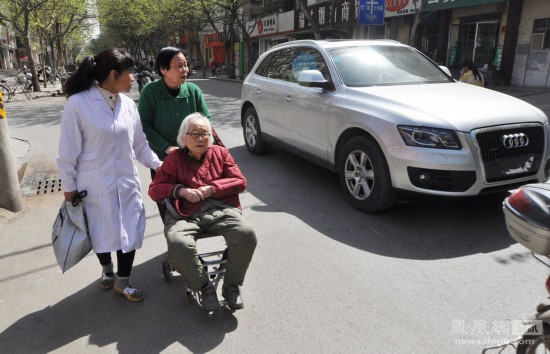 98岁女医生胡佩兰逝世 生前开药很少超百元