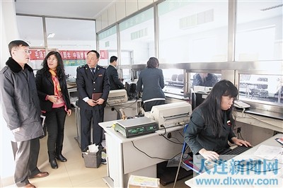 税务人员在当地邮政企业回访服务