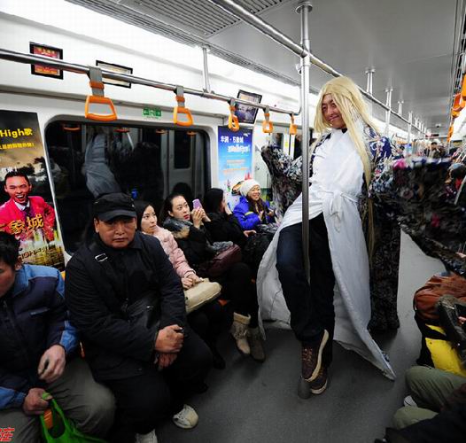 沈阳地铁两男子穿画皮服饰 大跳钢管舞