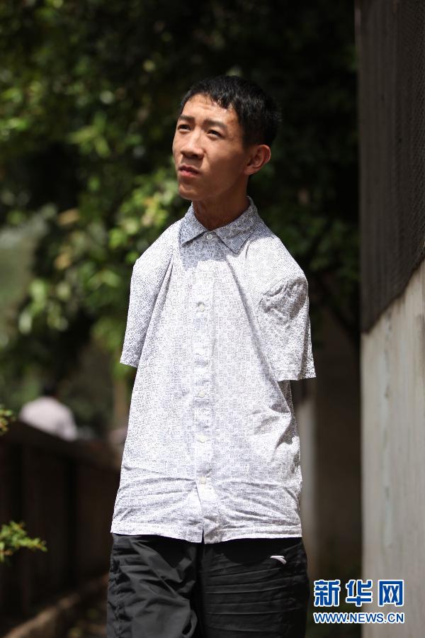 无臂男孩 用脚趾夹笔答题