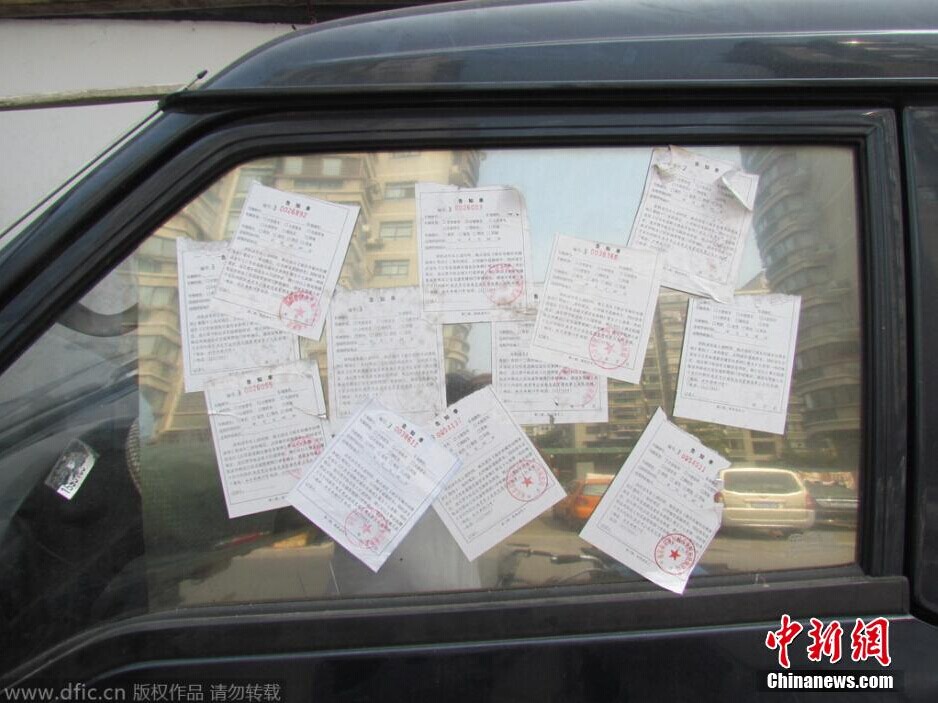 最牛面包车贴12张违停单