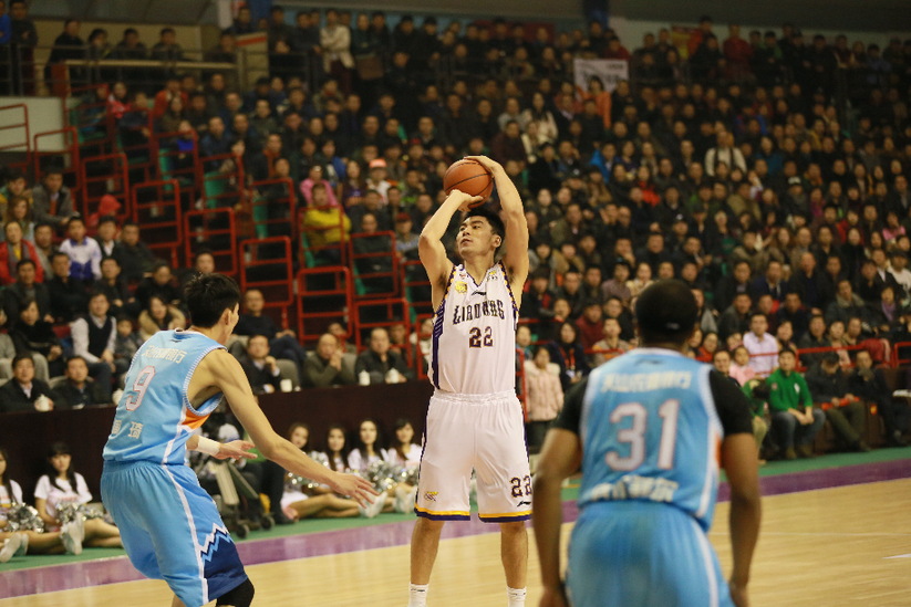 辽篮完胜新疆队领跑CBA