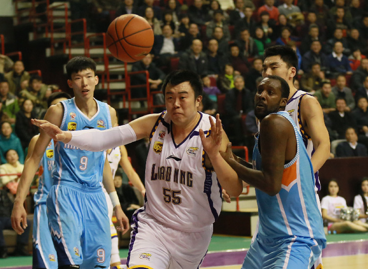 辽篮完胜新疆队领跑CBA