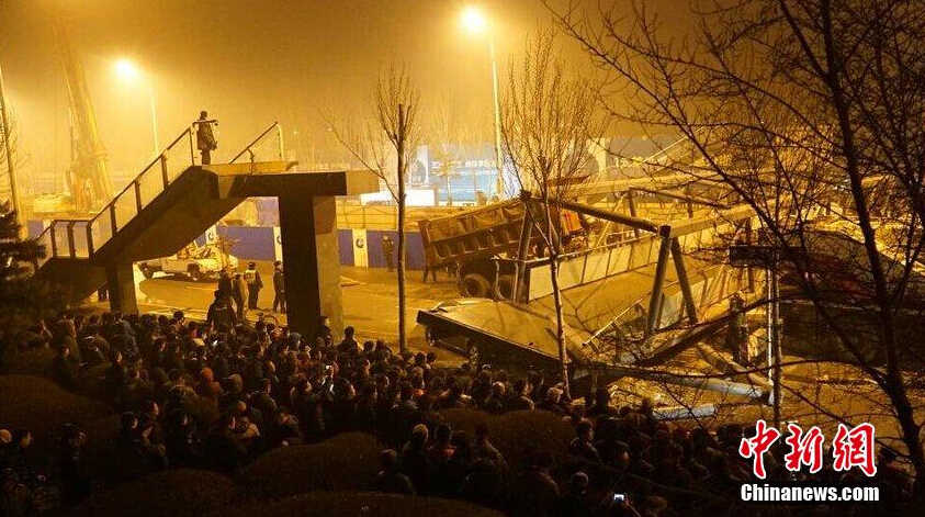 沈阳人行天桥被货车撞塌