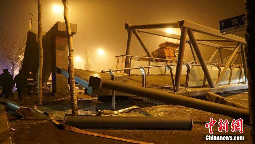 沈阳人行天桥被货车撞塌