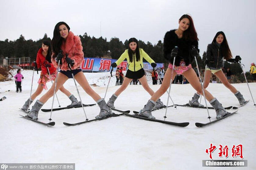 <em>美女光</em>腿滑雪响应无裤日__新华网辽宁频道