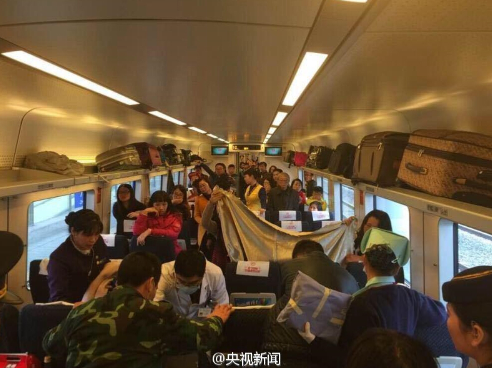 孕妇动车内临产 列车员用布围起临时产房