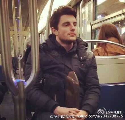 地铁帅哥网站海量帅照 英国地铁帅哥爆红__新