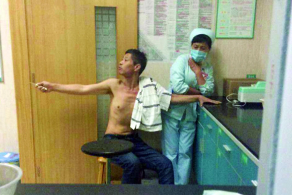东莞一病人持刀劫持<em>女护士</em> <em>男医生</em>替换人质成