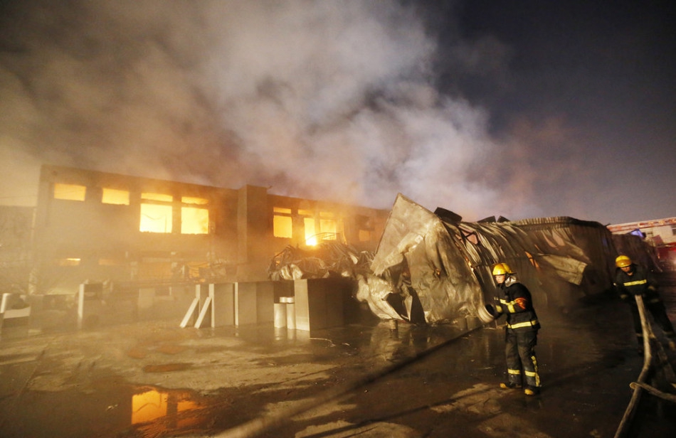 青岛毛毯厂锅炉爆炸 火光冲天黑烟弥漫