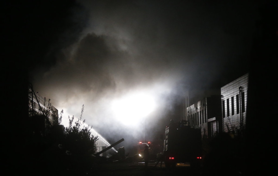 青岛毛毯厂锅炉爆炸 火光冲天黑烟弥漫