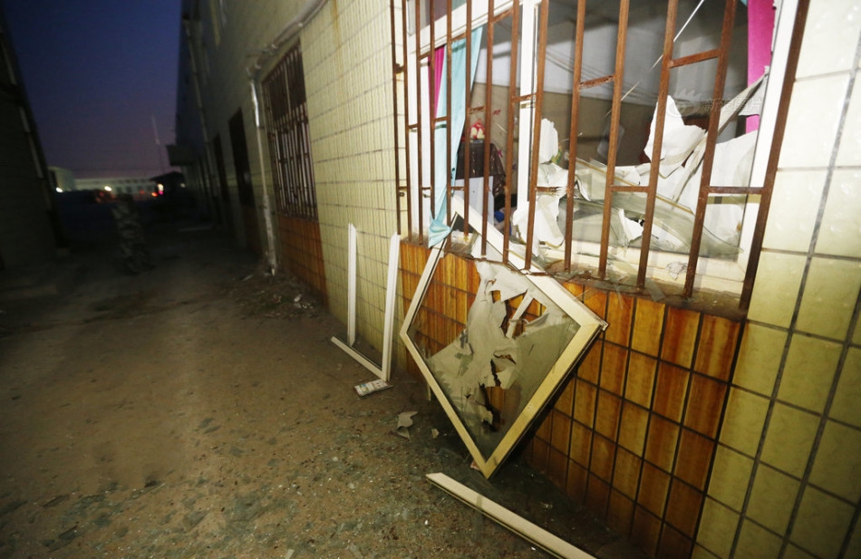 青岛毛毯厂锅炉爆炸 火光冲天黑烟弥漫