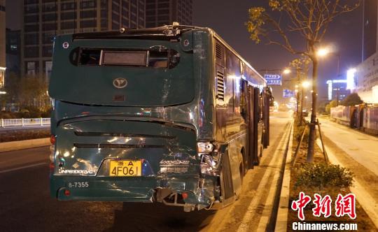 杭州一公交深夜追尾 多人受伤送医