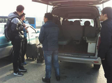 大连高校大门前大字提醒珍爱生命拒绝黑车