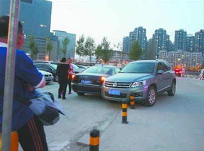 <em>女</em>车主逆闯停车场 <em>车门</em>挂着保安__新华网辽宁