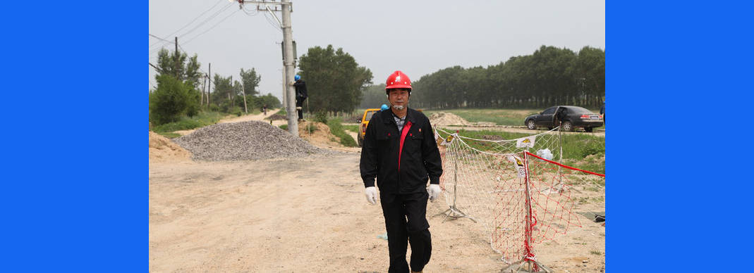 &ldquo;供电救助哥&rdquo;杜雷在工作中