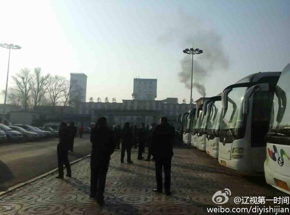 <em>女舞蹈</em>家悬崖峭壁上秀舞姿__新华网辽宁频道
