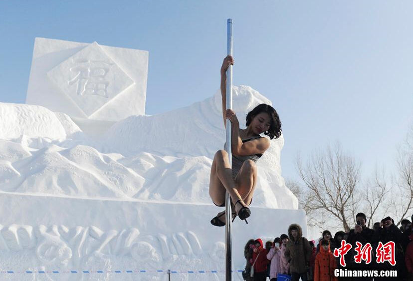 长春<em>女孩</em>冬日演雪地<em>钢管舞</em>__新华网辽宁频道