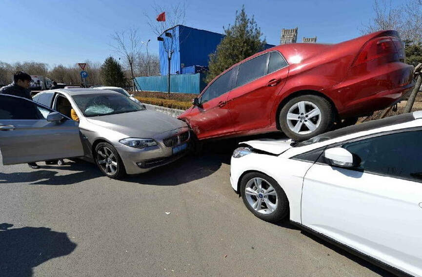 北京一<em>宝马</em>连撞数车 现场 叠罗汉 __新华网辽宁