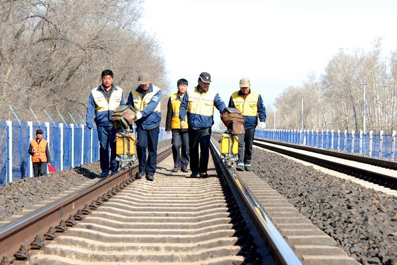 钢轨把脉查隐患