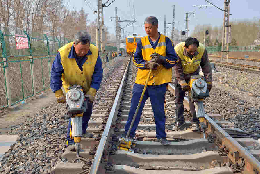 沈局四平工务段干部职工全力配合大机岔捣作业