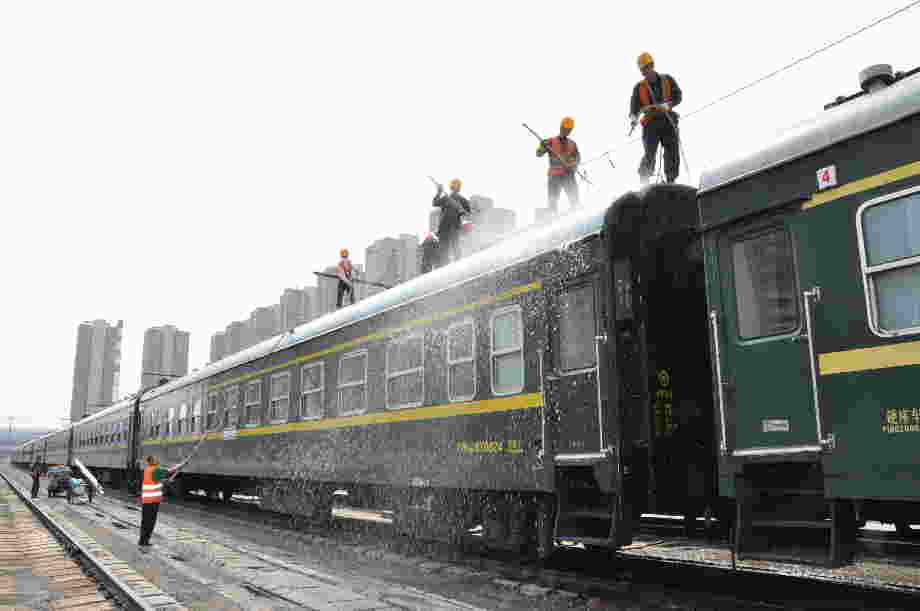 旅行服务段开展列车整备质量春季整治