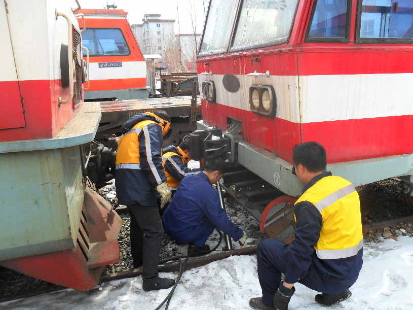 通化工务段加强轨道车司机实作演练