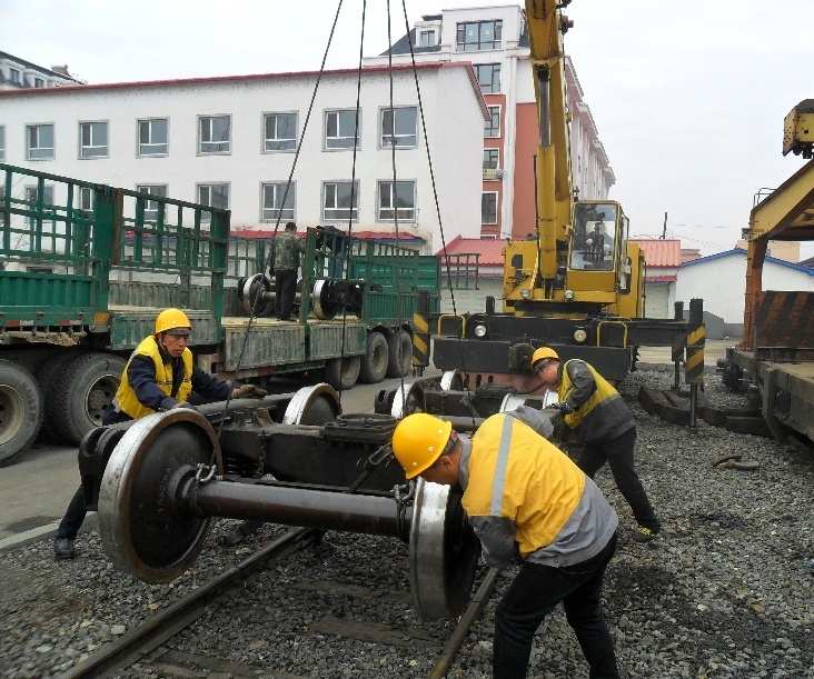 通化工务段抓实轨道车检修环节