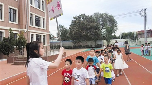 大连中山路小学为一年级新生配备哥哥姐姐