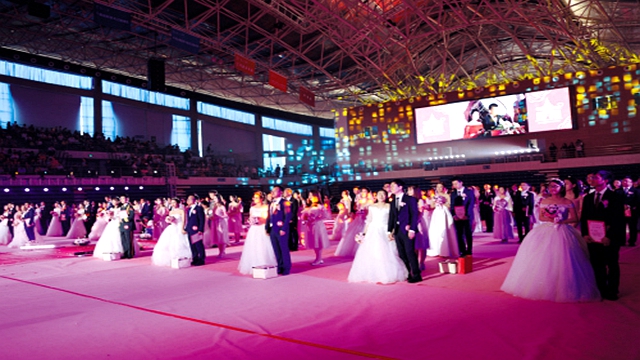 56对东大校友返回母校 校园集体婚礼浪漫上演