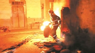 辽宁朝阳:消防抱火哥2分钟抢下定时炸弹