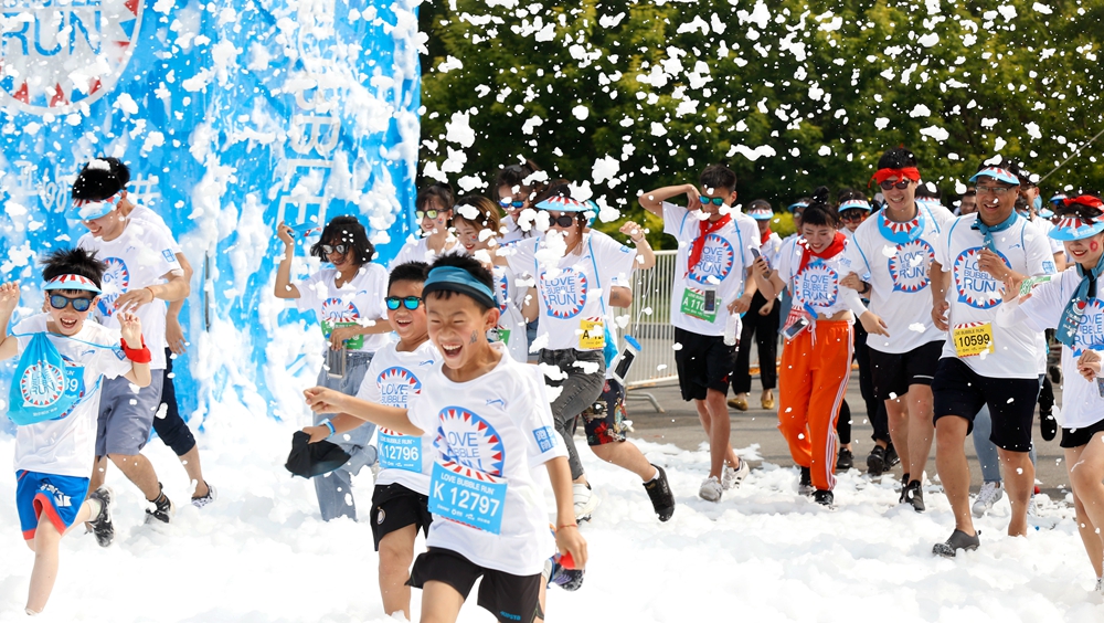 沈阳市民狂欢&ldquo;泡泡跑&rdquo;