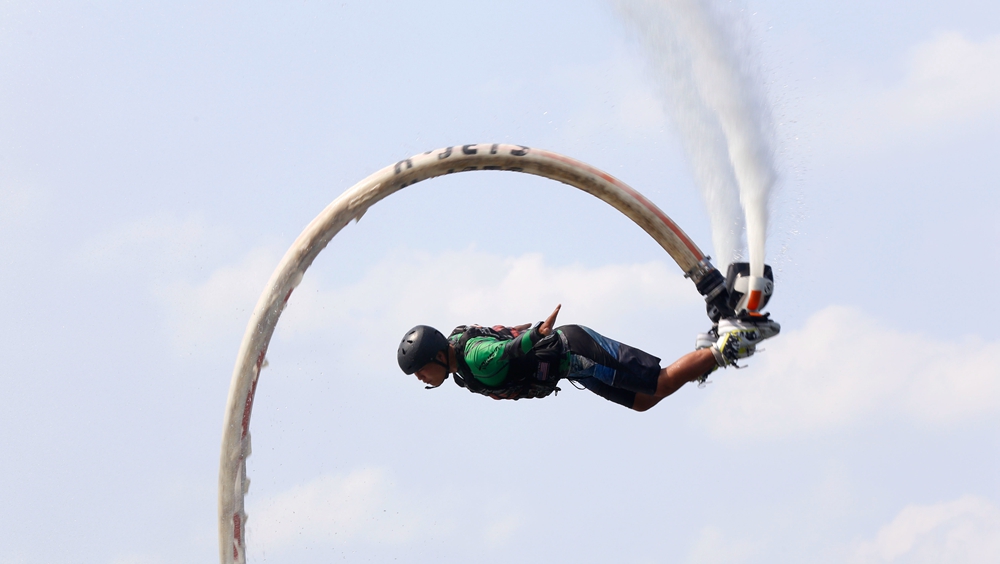 &ldquo;水上飞人&rdquo;展绝技