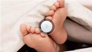 【视频】睡觉时喜欢留一只脚在被子外面 这有