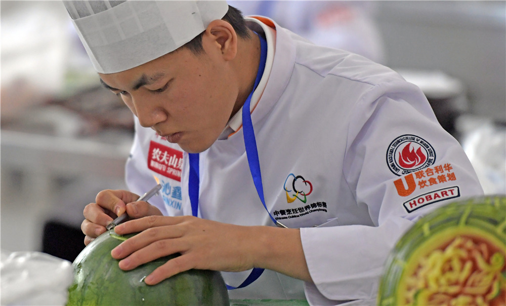 參賽選手進行果蔬雕刻的比賽制作