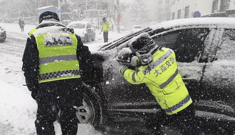 大连：雪天守一线 保出行平安