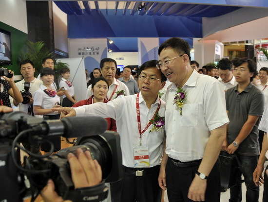 沈阳市市长陈海波在中国移动展区参观