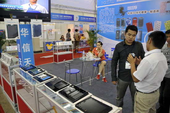 参观者在咨询一品牌的3D保护膜