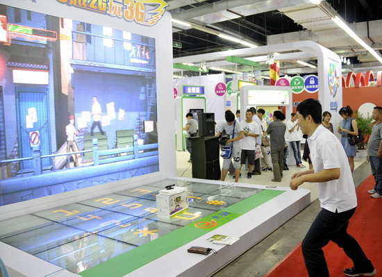 体验者在体验虚拟与现实的跨界挑战