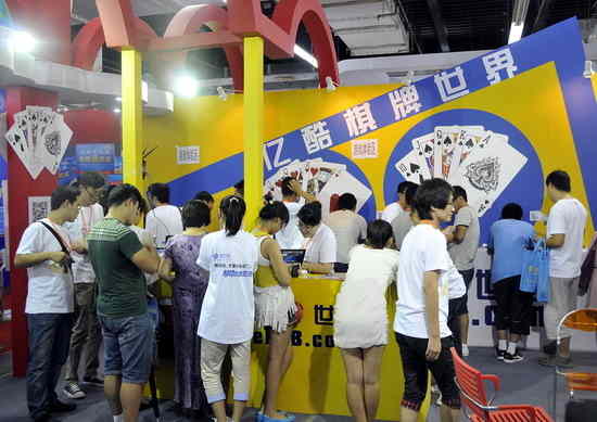 亿酷棋牌手机游戏体验区体验者络绎不绝