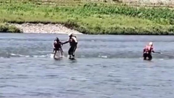 紧急救援：河水突然上涨 男子被困河中央